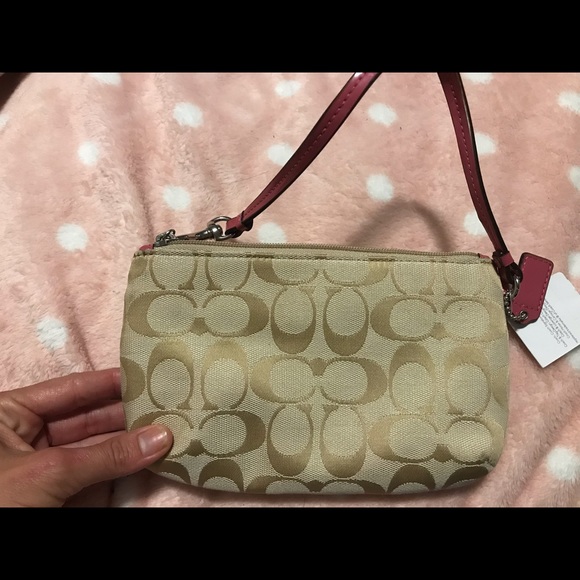 Classy, brand new, flawless coach wristlet - Picture 5 of 7